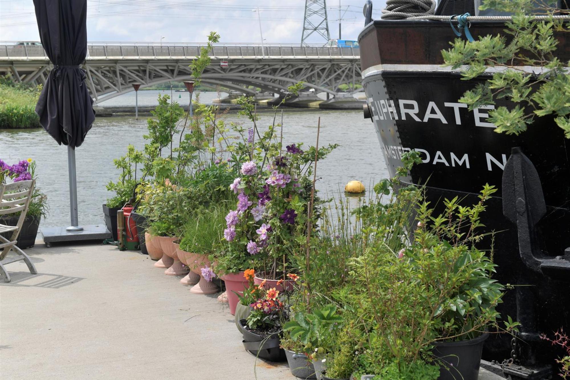 Hotel Euphrate Houseboat à Amsterdam Extérieur photo